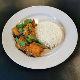 ข้าวยำไก่แซ่บ ครบรส ในจานเดียว