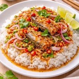 ข้าวสวยร้อนๆ เสิร์ฟพร้อมยำปลากระป๋อง ให้ความรู้สึกเหมือนกินกับข้าวฝีมือแม่