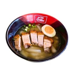 ก๋วยจั๊บหมูกรอบ (Rolled Rice Noodle Soup  with Crispy Pork)