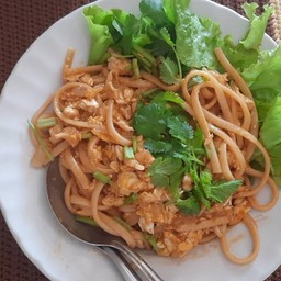 สปาเกตตีผัดไข่ ไก่สับ