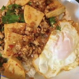 ข้าวกระเพราหมูยอหมูสับใข่ดาว