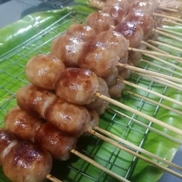 ไส้กรอกอีสานแม่ไก่(ตลาดเอี่ยมเจิญ)