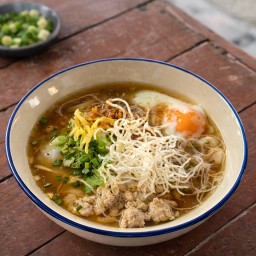 ชามโปรด โจ๊ก ก๋วยจั๊บ ปังปิ้ง ฮาลาล