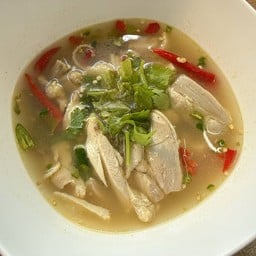 ต้มยำสะโพกไก่รสจัดจ้าน ลูกค้าสามารถสั่งทานพร้อมเค้าสวยร้อนๆ