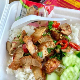 กะเพราหมูกรอบ ราดข้าว