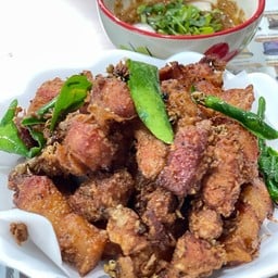 สามชั้นทอดมะแขว่น