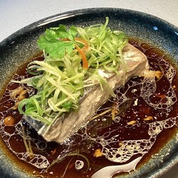 ปลากระพงนึ่งซีอิ๊ว ( Steamed Barramundi with ginger & shallot )