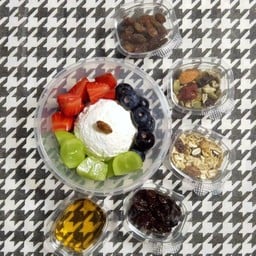 กรีกโยเกิร์ตออริจินอล 1 Scoop[M]+ ผลไม้ 3 อย่าง+ท็อปปิ้ง 1 อย่าง+น้ำผึ้ง