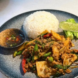 ผัดพริกแกงเนื้อหน่อไม้ดองราดข้าว ( Stir fried beef mince, pickle bamboo shoot with curry paste )