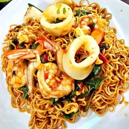 ผัดกะเพรามาม่า ทะเลรวม หมูสับ+หมึก+กุ้ง (มาม่า 2 ก้อน)