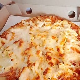 พิซซ่าหน้าทะลักและชากาแฟ