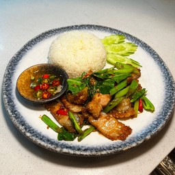 คะน้าหมูกรอบราดข้าว