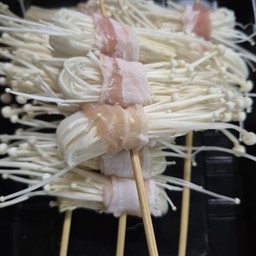 เห็ดเข็มทองพันหมูสามชั้น