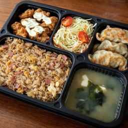 [LM] เบนโตะ 4 :  ข้าวผัดแฮม + ไก่กรอบซอสครีมมะนาว + เกี๊ยวซ่า 3 ชิ้น + สลัด + ซุปมิโสะ