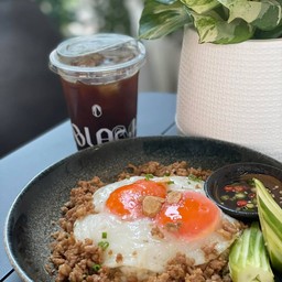 หมูสับซีอิ้วไข่ดาวราดข้าว ( Stir fried pork mince with soy sauce )
