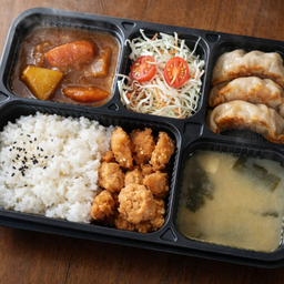 [LM] ชุดเกี๊ยวซ่าเบนโตะ 1 :  ข้าวแกงกะหรี่ ไก่กรอบ + เกี๊ยวซ่า 3 ชิ้น + สลัด + ซุปมิโสะ