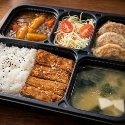 [LM] ชุดเกี๊ยวซ่าเบนโตะ 2 :  ข้าวแกงกะหรี่ หมูทอดทงคัตสึ + เกี๊ยวซ่า 3 ชิ้น + สลัด + ซุปมิโสะ