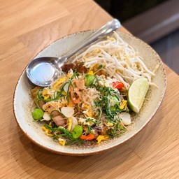 ผัดหมี่ 3เหม็น หมูกรอบ ( Stir fried Stinky Vegetables with crispy pork )