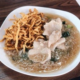 ราดหน้ายอดผักสายไหม ศูนย์อาหารตลาดมารวย