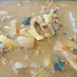 แกงหมูสัปปะรส