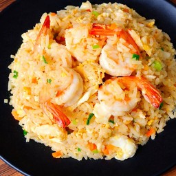 ข้าวผัดกุ้งเนยกระเทียมใส่ผักสามสี