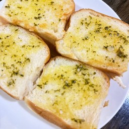 ขนมปังกระเทียมหนานุ่มเต็มคำ