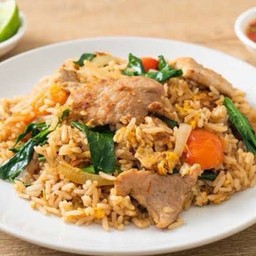 ข้าวผัดไข่ หมู จานใหญ่