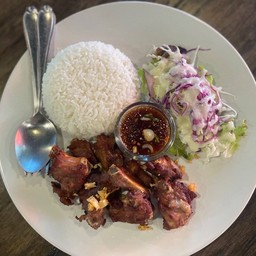 ข้าวซี่โครงหมูทอด ชุ่มฉ่ำ เข้มข้น ซอสจิ้มแจ่ว