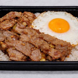 ข้าวหมูกระเทียมไข่ดาว