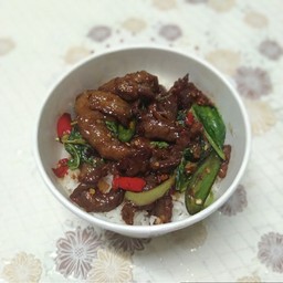 กระเพราเนื้อทอด  แบบติดมัน  ทำราดข้าว  ไข่ดาว