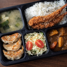 [LM] เบนโตะ 3 : ข้าวแกงกะหรี่ + กุ้งทอดซอสทงคัตสึ + เกี๊ยวซ่า 3 ชิ้น + สลัด + ซุปมิโสะ