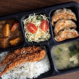 [LM] เบนโตะ 3 :  ข้าวแกงกะหรี่ + กุ้งทอดซอสทงคัตสึ + เกี๊ยวซ่า 3 ชิ้น + สลัด + ซุปมิโสะ