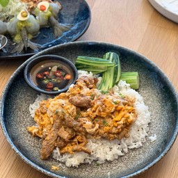 หมูคั่วไข่ราดข้าว ( Stir fried pork and egg with oyster sauce )