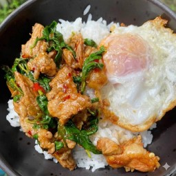 ข้าวกะเพราหมูชิ้นไข่ดาว