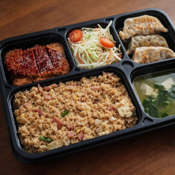 [LM] เบนโตะ 5 :  ข้าวผัดแฮม + หมูทอดซอสทงคัตสึ + เกี๊ยวซ่า 3 ชิ้น + สลัด + ซุปมิโสะ