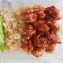 ข้าวผัดไข่+ไก่กรอบคลุกซอสเผ็ด