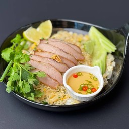ข้าวผัดไข่คอหมูย่าง