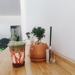 มัทฉะนมสดสตรอเบอรี่