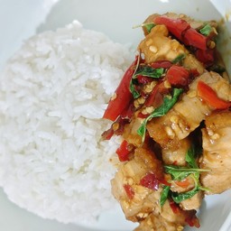 ข้าวกะเพรา หมูกรอบ