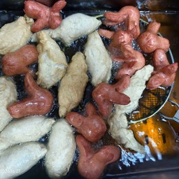 [อร่อยซ่ากับโค้ก] ไส้กรอกแดงทอด+ลูกชิ้นปลาระเบิด +  โค้ก ออริจินัล (กระป๋อง)