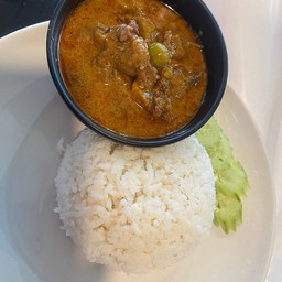 ข้าวหน้าพะแนงเนื้อ