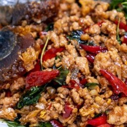 ข้าวหน้ากระเพราหมูสับ, ไข่เยี่ยวม้าทอด