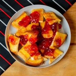 ขนมปังปิ้งเนยแยมสตรอเบอร์รี่-แยมส้ม.