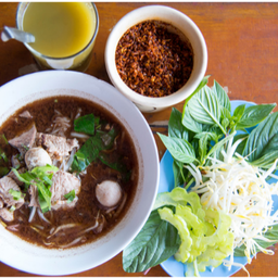 ก๋วยเตี๋ยว แม่มะลิ ปั๊มน้ำมัน ปตท  เยื้องสนามกีฬา