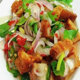 ยำหมูกรอบราดข้าว