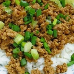 ข้าวหน้าหมูสับผัดซอสญี่ปุ่นโรยต้นหอม