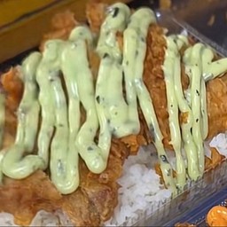 ข้าวหอมมะลิ ไก่ทอด[ราดซอสโนริวาซาบิ]