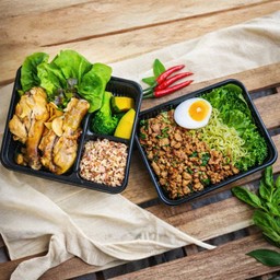 คอมโบเซ็ต บะหมี่กระเพรา + ข้าวน่องไก่อบลมร้อน