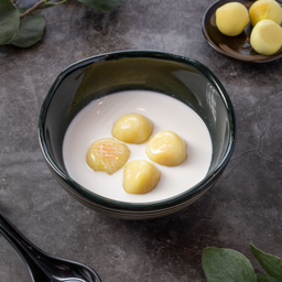 บัวลอยคัสตาร์ดไข่เค็มน้ำกะทิ.