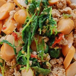 ข้าวหน้ากระเพราหมูสับไส้กรอก